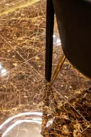 대리석과 골드 디테일이 만나는 고급 마감